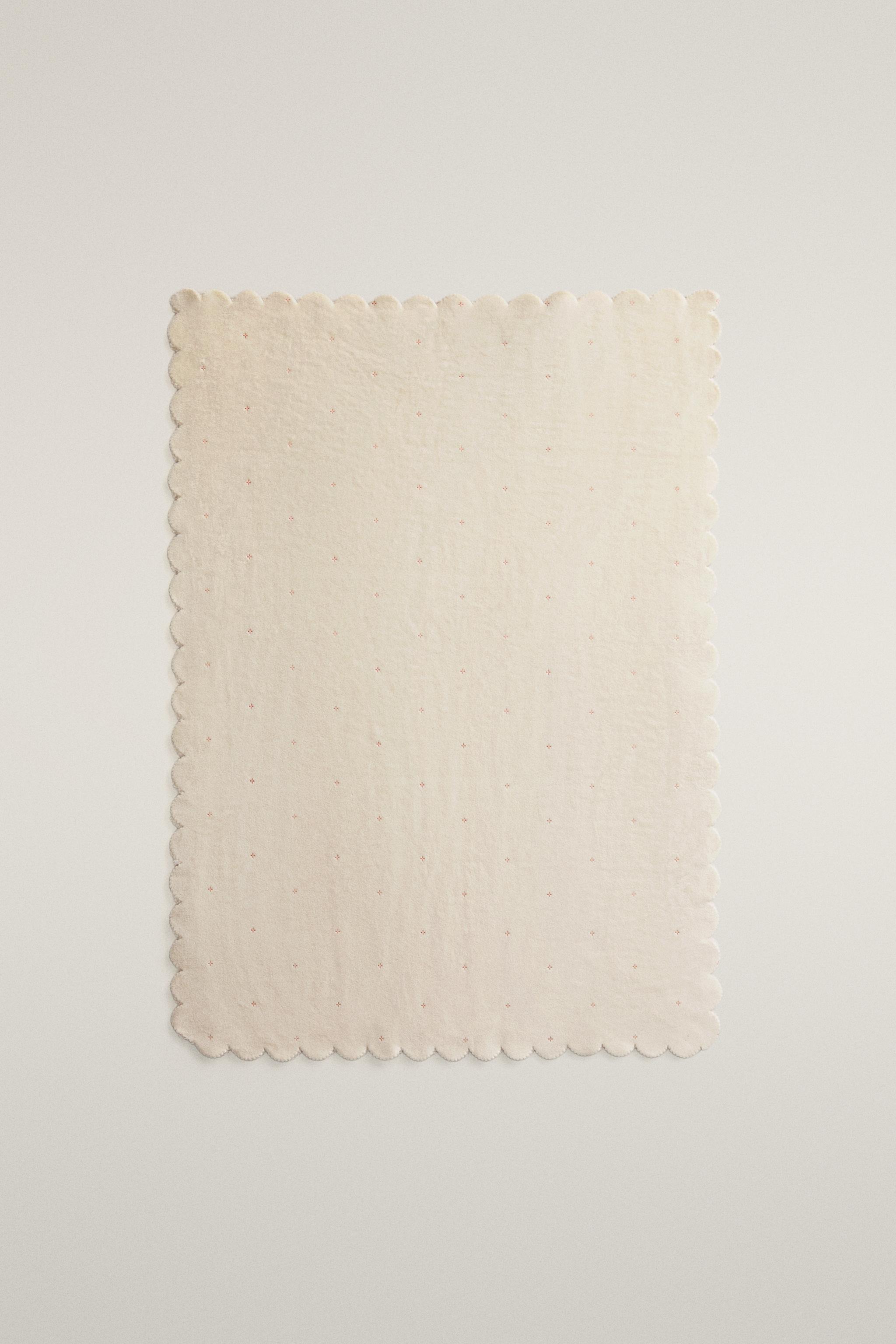BABY BLANKET WITH SCALLOPED EDGE